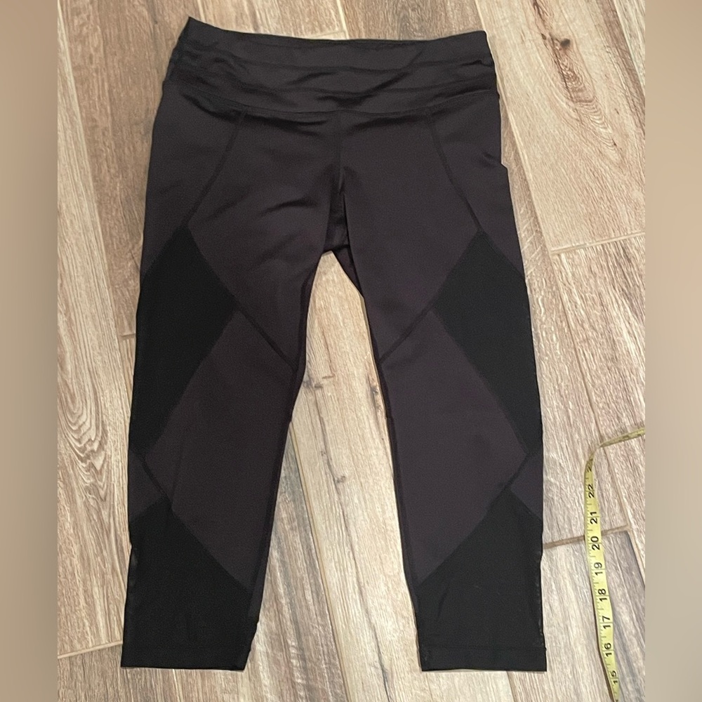 Athleta sheer mesh sonar Capri crop black legging size Small GUC B5